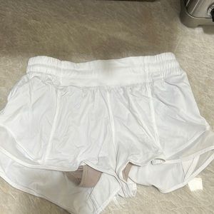 Lululemon white 2.5 Hotty Hot shorts in great condition. Size 4.